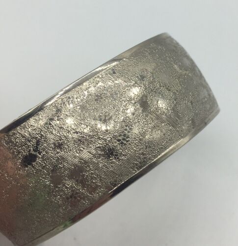 Textured Print Silver Tone Locking Hinge 1" Wide Bangle Bracelet 7" Around - Picture 8 of 9