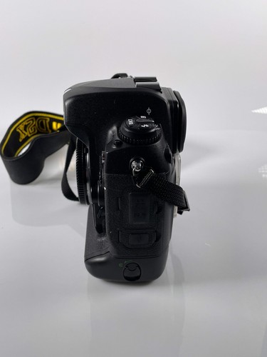 Nikon D2X DSLR Camera Body {12MP} (Body Only) - Picture 3 of 9