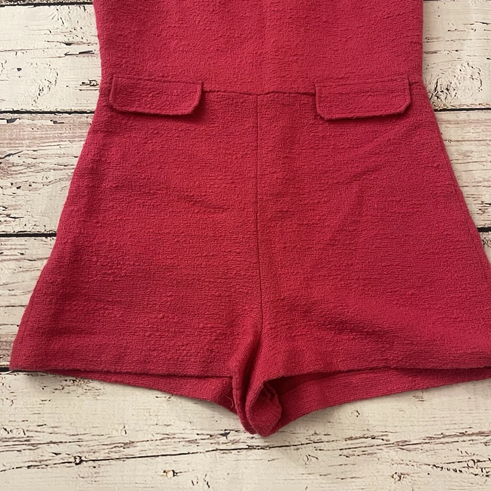 Mono corto tejido texturizado rosa Zara mameluco corto Barbie talla mediana cuello en V Foto 3 de 4