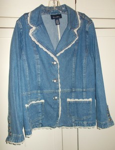 jaqueta jeans com renda e perola