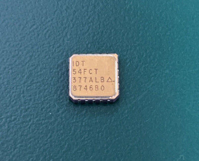 IDT ~ IDT54FCT377ALB ~ GOLD LEADLESS FLAT PACK IC