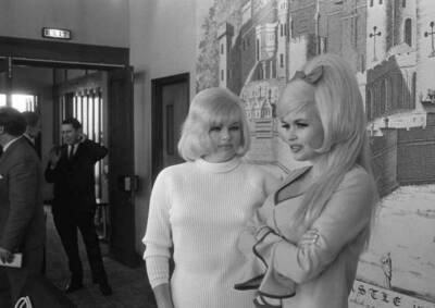 Diana Dors with Jayne Mansfield in a Leeds hotel 5th May 1967 Old Photo 2