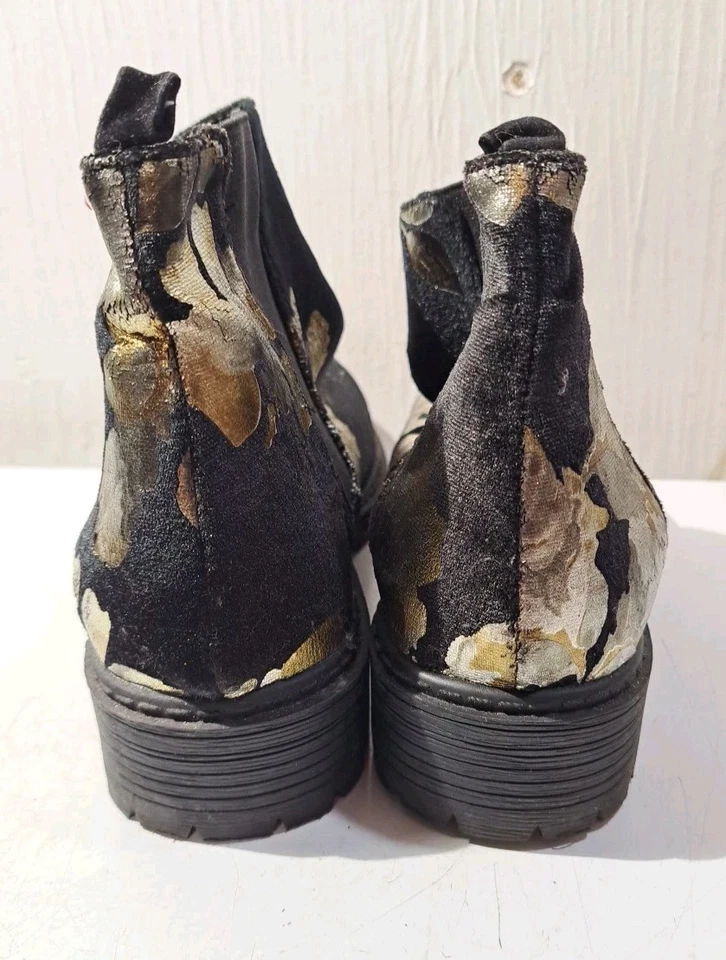 Botas Shoe Republic LA talla 6,5 para mujer negras gamuza ornamentadas Foto 4 de 4