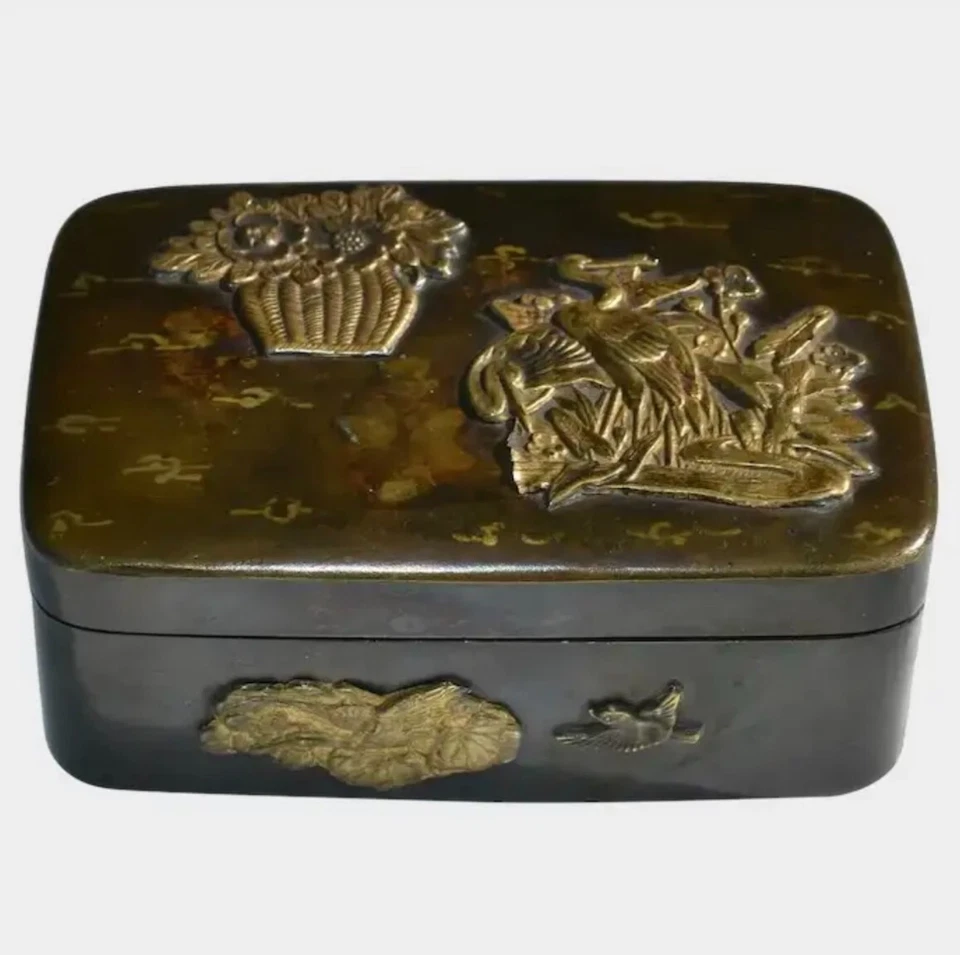 Antigua caja de metal mixta japonesa del período Meiji Foto 2 de 4