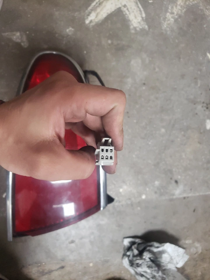 Luz trasera izquierda del lado del conductor Buick Century 1997-2005 usada OEM Foto 2 de 4