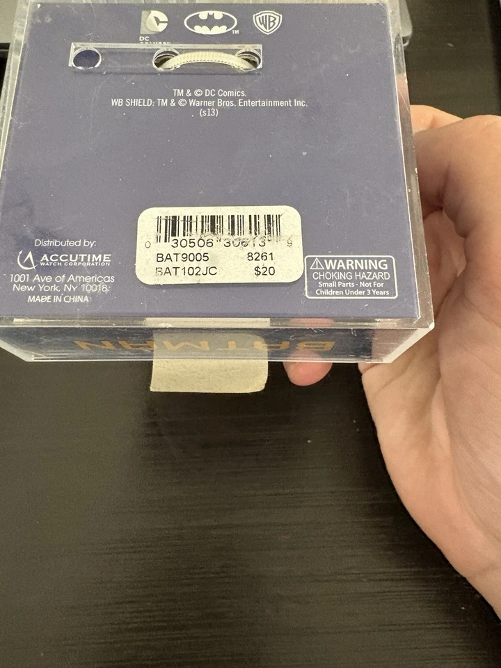 Reloj Batman Accutime TM y DC Comics correa de silicona blanca BAT9004 brilla en la oscuridad Foto 3 de 3