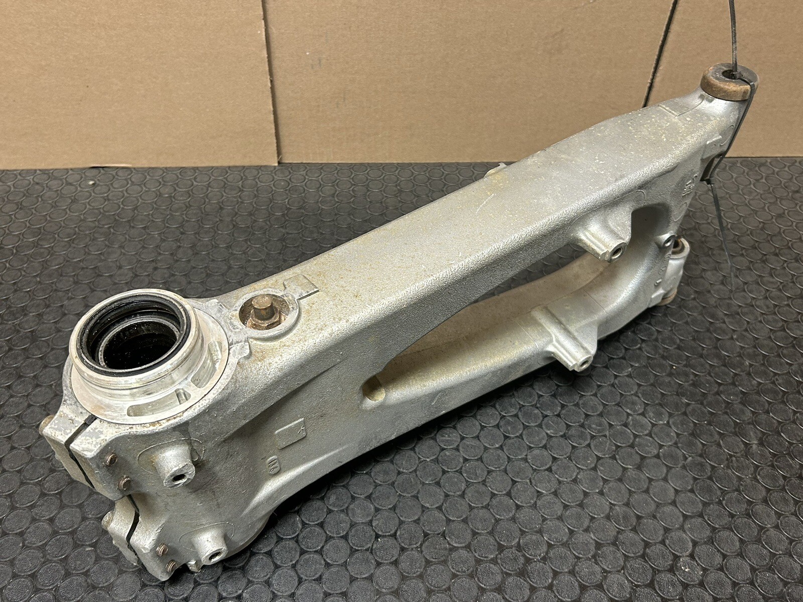 9904 HONDA TRX400EX OEM REAR SUSPENSION SWINGARM AXLE CARRIER 🔥