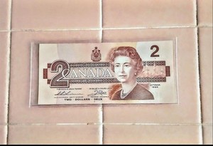 1986 CANADIAN $2 dollar Bill Ottawa BN Queen Elizabeth Circulated. L10.25