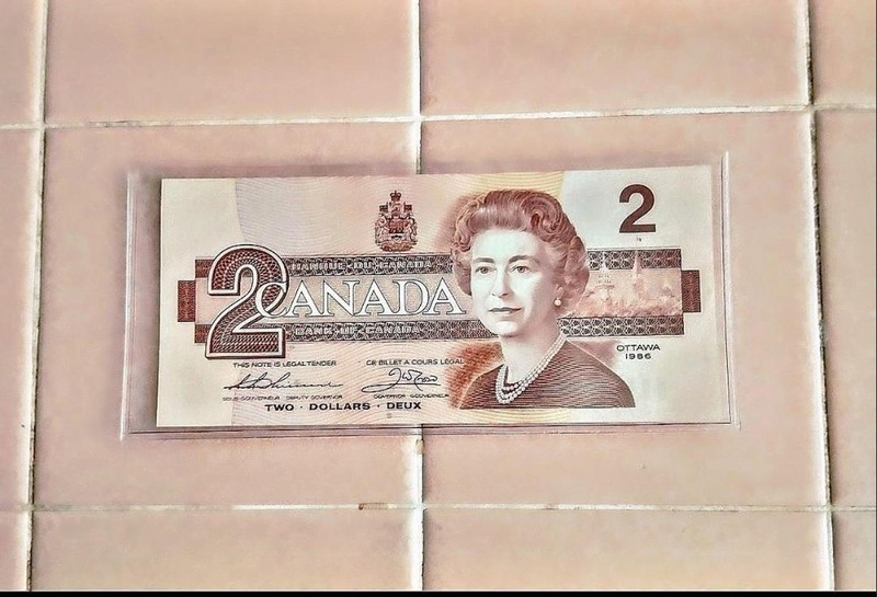 1986 CANADIAN $2 dollar Bill Ottawa BN Queen Elizabeth Circulated. L10.25