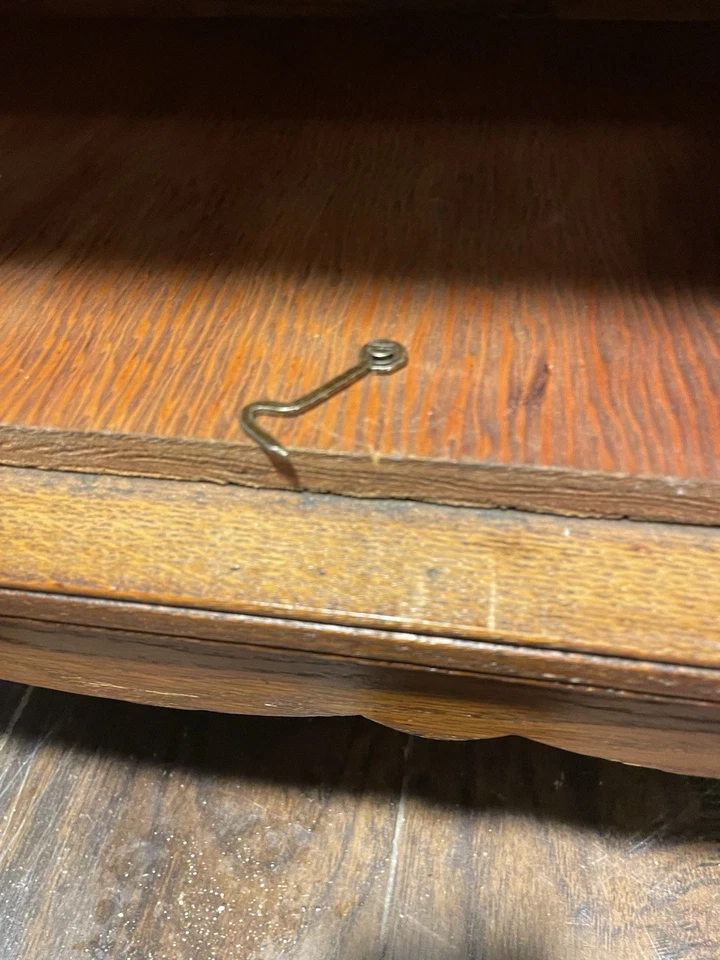 Antiguo soporte de lavado o cómoda de roble tigre de finales del siglo XIX 31” H 31” W 18 3/4” D Foto 4 de 4