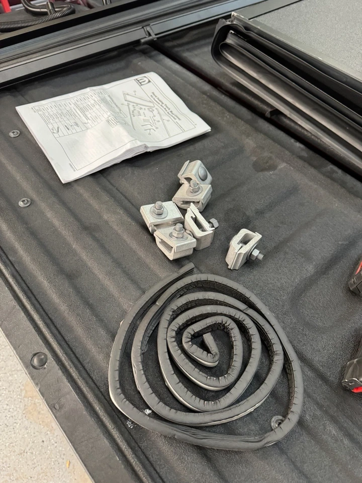 Cubierta rígida triple plegable de 6,4 ft para Dodge Ram 1500 2009-2025 en la parte superior Foto 2 de 4