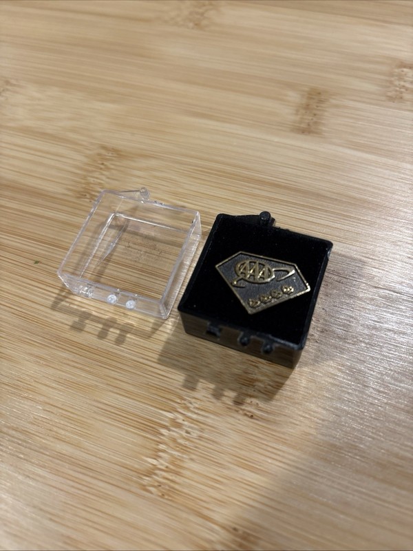 AAA 4 DIAMOND PROPERTY SERVICE AWARD PIN AMERICAN AUTOMOBILE ASSOCIATION NEW