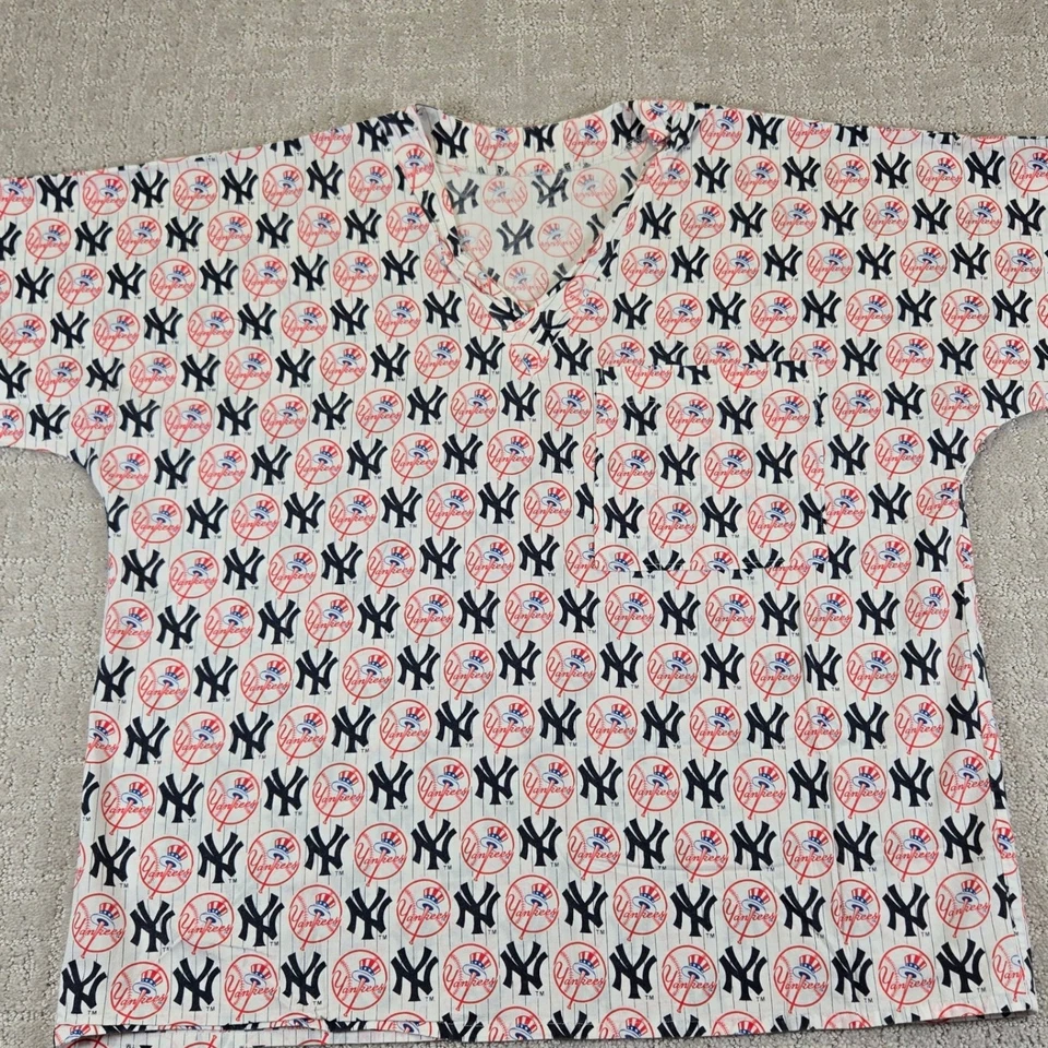 Blusa Médica de Béisbol MLB New York Yankees Cuello en V Manga Corta Estampado Completo Foto 2 de 4