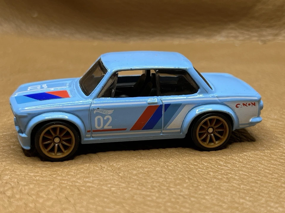 BMW PROTOTIPO HOT WHEELS 2002 OfF 70’S VS 90’S 2025 TAMPO COMPLETO HACIA ATRÁS Y MT Foto 2 de 4