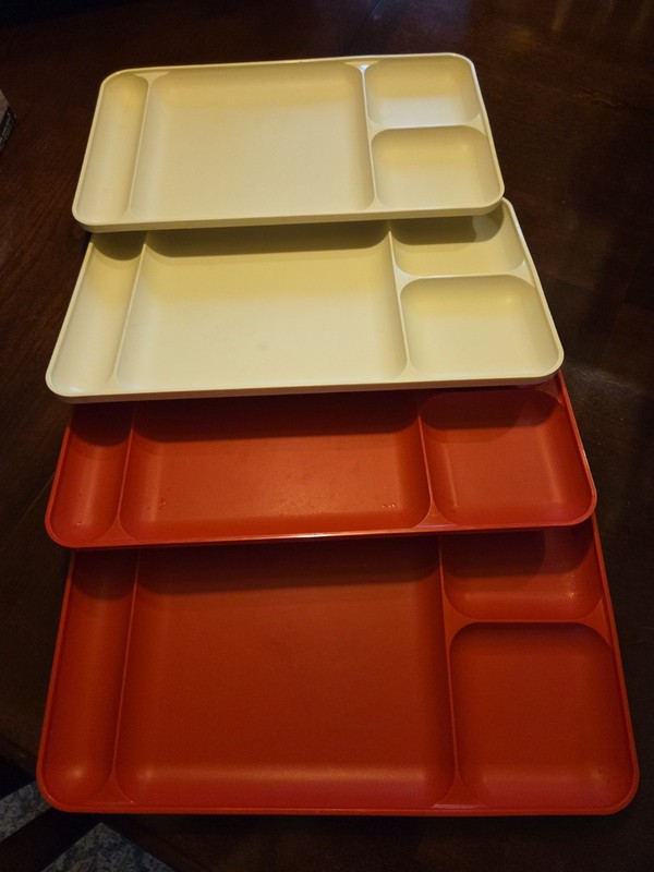 Tupperware Divided Picnic Trays Set of 4 Lunch Trays- Red & Cream NICE!