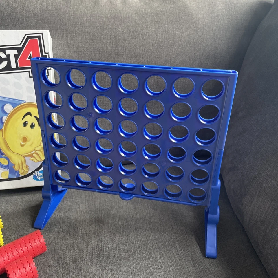 Hasbro Conect 4 Classic Board Game, family fun ,2017 version - Image 3 of 3