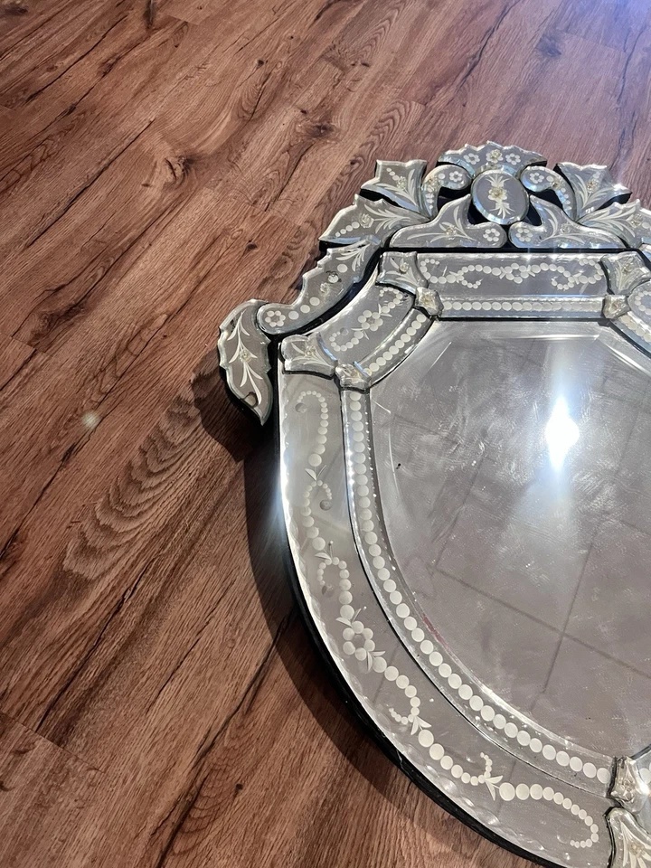 "Espejo vintage de vidrio veneciano grabado y biselado de vidrio 29""-23""" Foto 3 de 4
