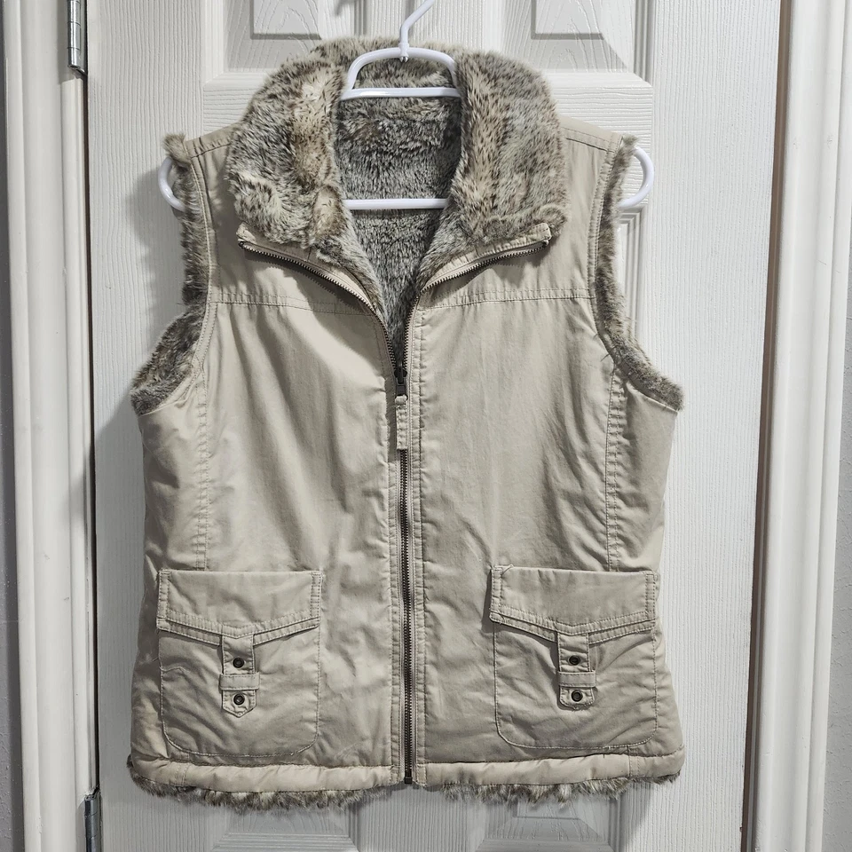 Colete utilitário feminino Old Navy reversível forrado de pele sintética médio bronzeado bolsos com zíper - Imagem 2 de 4