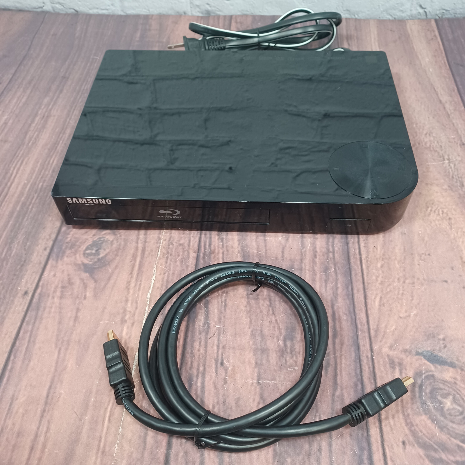 Samsung BDF5700 BluRay & DVD Player 1080p HD Wifi + HDMI Cable