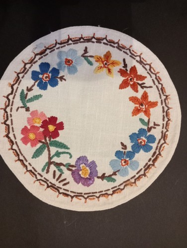 5 Round Hand Embroidered Vintage Floral Placemats 8" Vgc - Picture 2 of 7