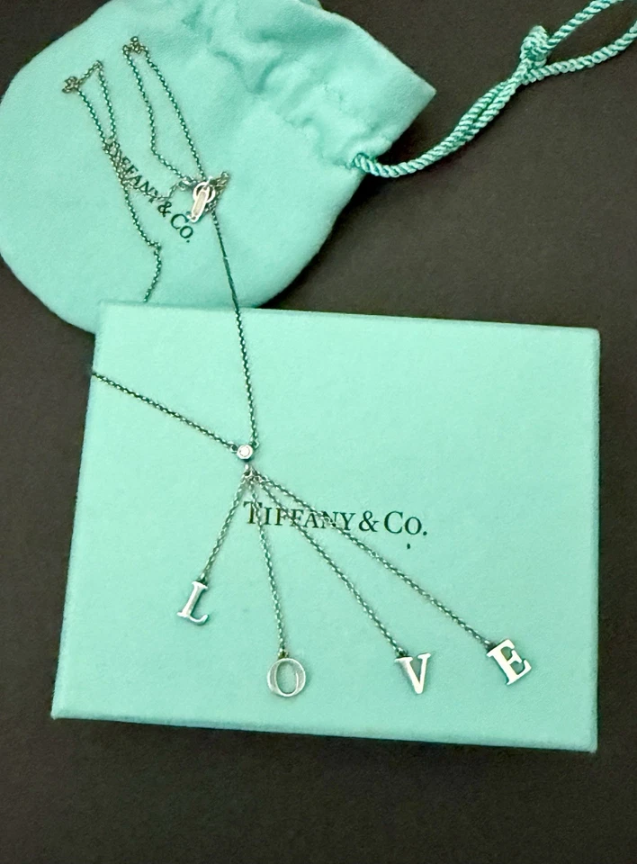 Pingente de colar de prata esterlina Tiffany & Co. letras penduradas amor L.O.V.E. 16 pol - Imagem 4 de 4