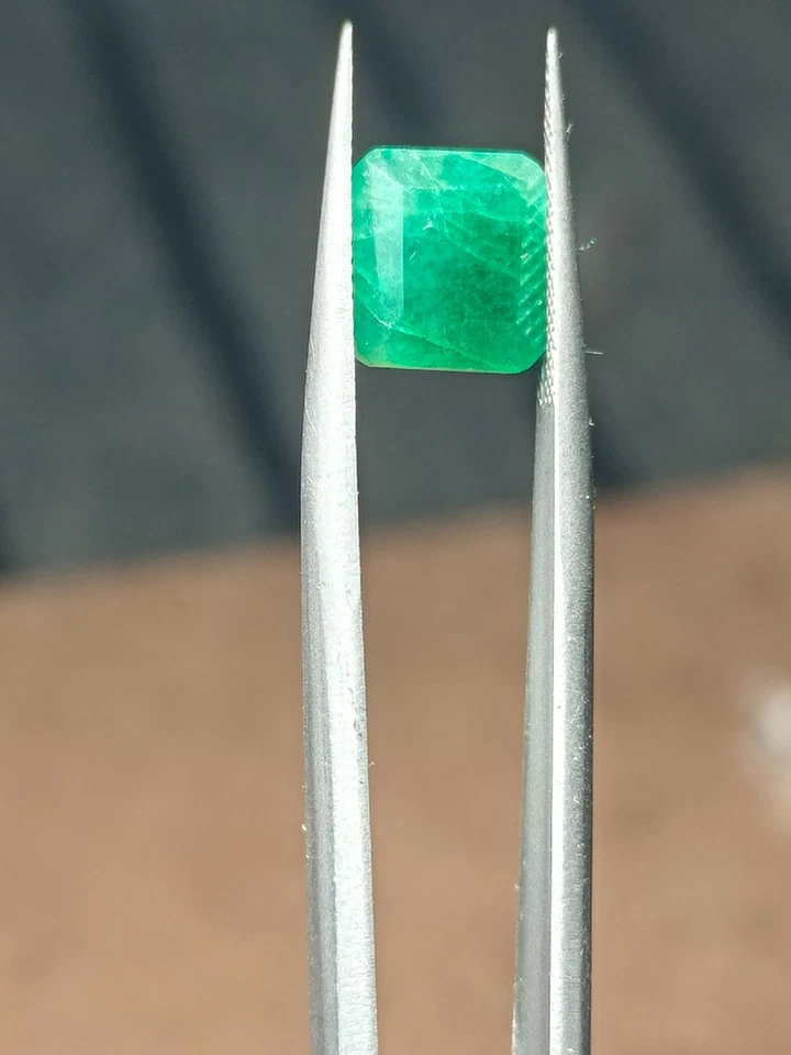 2.23 ct Faceted Emerald loose stone from swat Pakistan - Image 4 of 4
