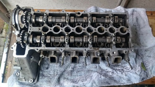 BMW E46 320D 100KW Zylinderkopf mit Ventilen und Nockenwellen.