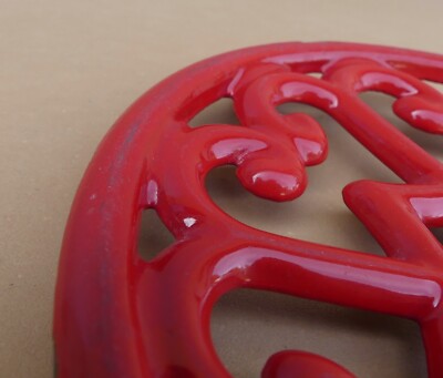 Dessous-de-Plat Vintage En Fonte Émaillée – Rouge – Trivet