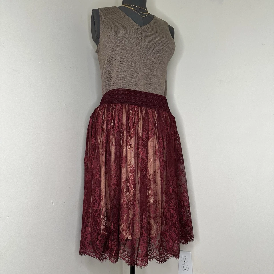 Saia Feminina Rue+ 24W 3XL 41" 23L Vermelha Midi Linha A Renda Flare Floral Elástico - Imagem 2 de 4