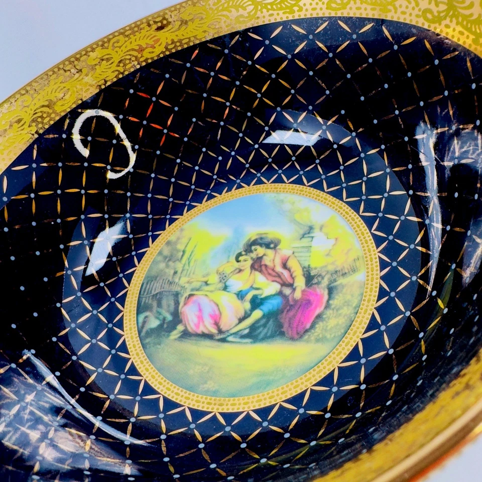 IMPRESIONANTE cuenco de porcelana grande francés de colección escena de cortejo azul cobalto y dorado Foto 3 de 4