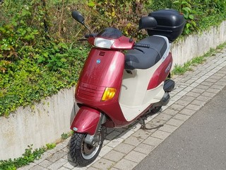 Piaggio SKR 125 Rot 2 Takt nur 10.706 KM gelaufen Gepflegter Zustand mit Topcase