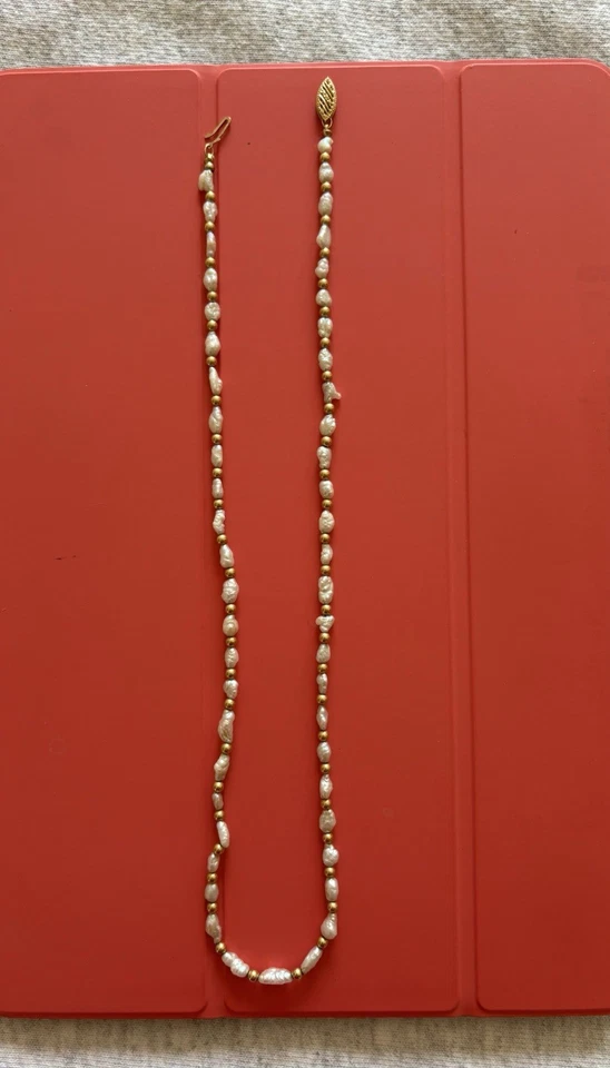 Collar Macys de perlas de arroz y cuentas de oro de 14 k con cierre de 14 k con captura de seguridad Foto 2 de 4