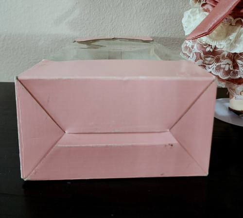Vintage 14" Porzellanpuppe ~ rosa & cremefarbenes Kleid mit Hut + Box & Ständer ~ hat Wimpern - Bild 18 von 18