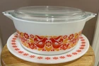 PYREX c1971 Pennsylvania Dutch/Friendship 2.5 QT Casserole, Lid & Promo Plate