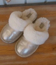 UGG Kids Girls Cozy II Metallic Slipper Size 3 Gold