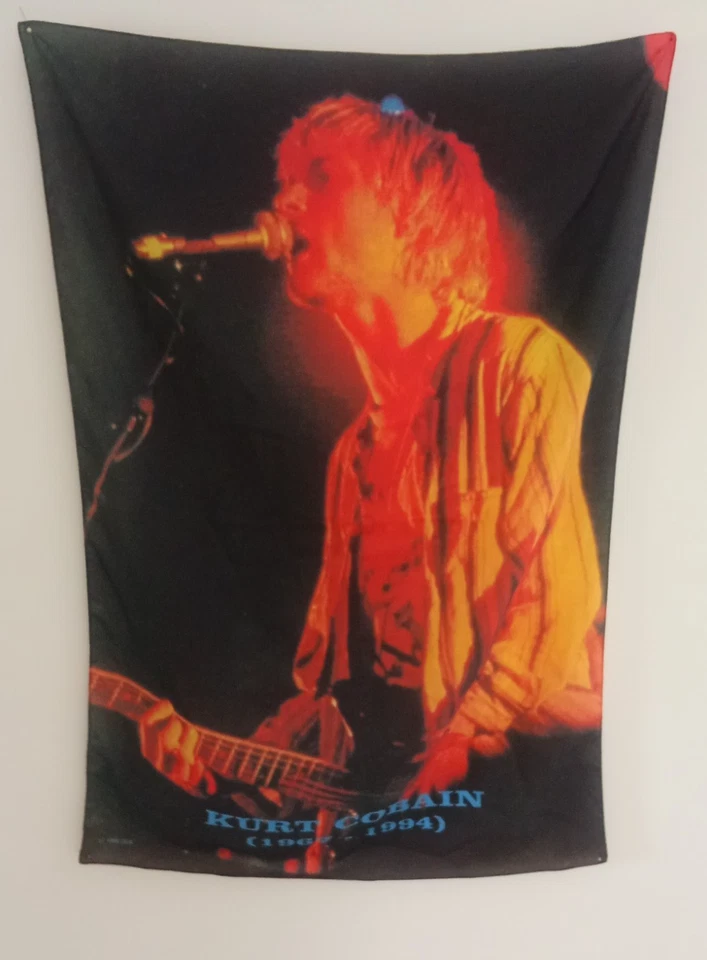 Drapeau flag KURT COBAIN- Nirvana 1995 Dimensions: 75X105 (rectangulaire) - Photo 1/1