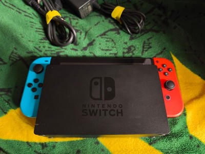 Nintendo Switch Konsole mit Dock  Rot/Blau