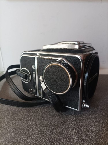 Fotocamera Analogica Hasselblad 500 cm con Magazzino A12 incluso - Foto 4 di 7