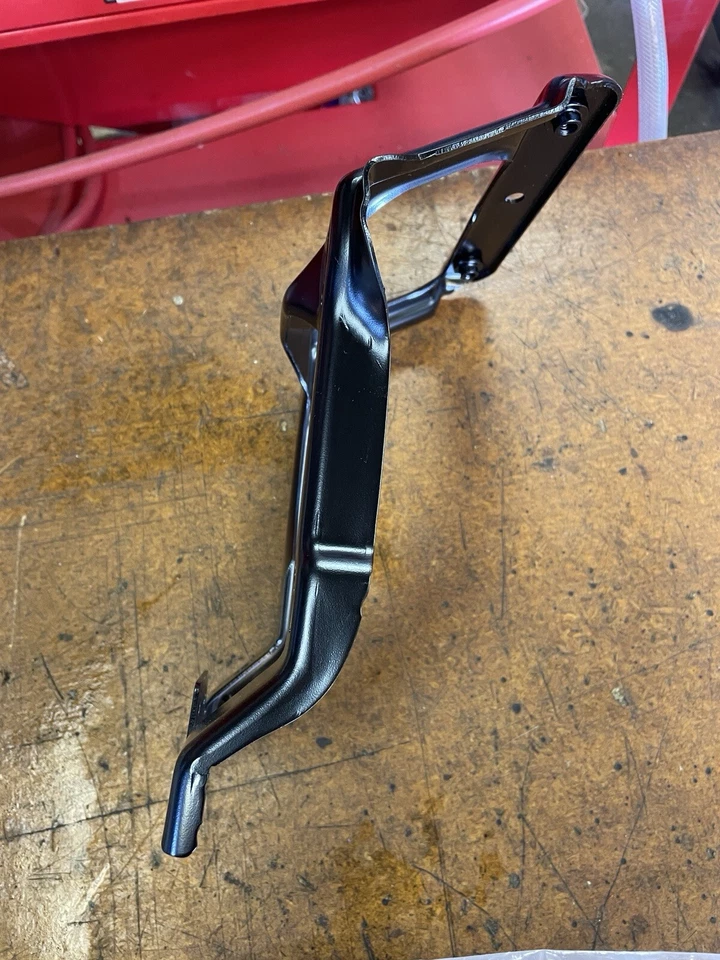 Центральная опора радиатора для Mercedes Benz E320 2003-2009 годов выпуска - Изображение 2 из 4