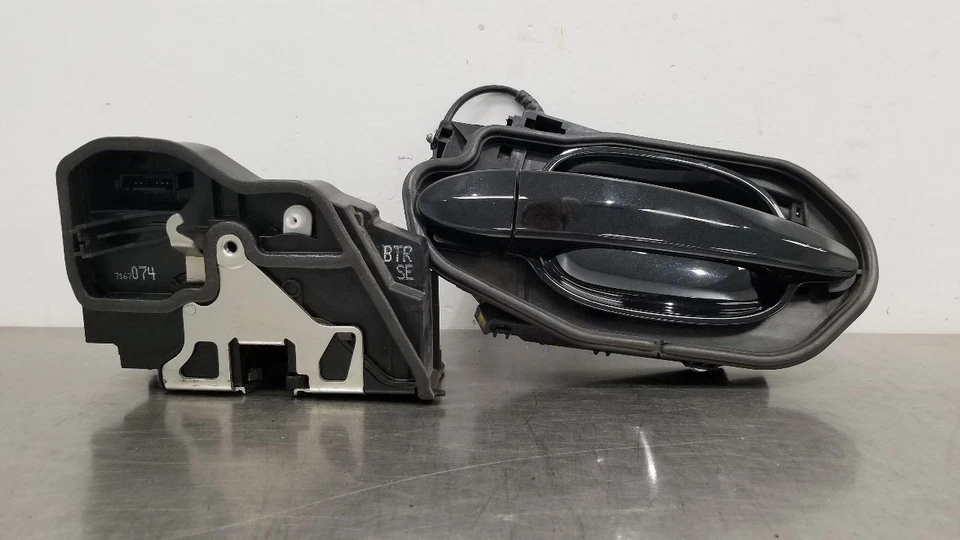 07 BMW M5 E60 EXTERIOR DOOR HANDLE FRONT RIGHT PASSENGER BLACK - Image 4 of 4