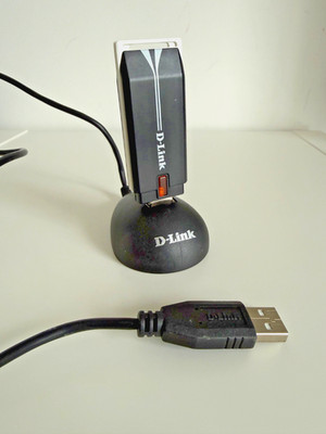 D-Link DWA-140 Wireless N USB Mini Adapter mit USB Verlängerungskabel.