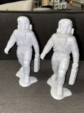 SET of 2 Louis Marx MCMLXX White Astronaut Man 5.5" Figures Holding A Case USA