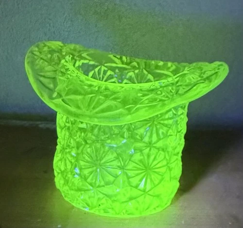 Vtg Fenton Uranium Glass Daisy & Button Top Hat