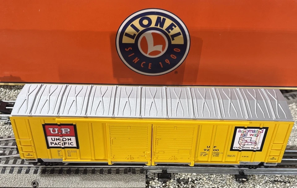 LIONEL~6-9200~UNION PACIFIC 50’ DOUBLE DOOR BOXCAR #9200~O Scale! - Image 2 of 4