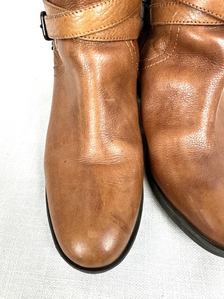 Botas para mujer MARK FISHER 8 cuero granulado marrón castaño con hebilla hasta la rodilla Foto 3 de 4