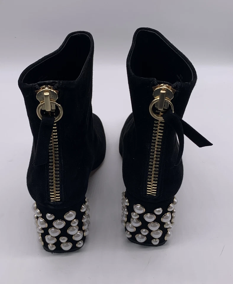 Alice + Olivia Bota Gamuza Negra con Tacón Perla Talla 37.5 (FALTA 1 PERLA) Foto 4 de 4