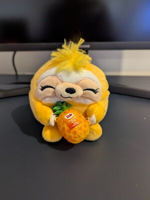 Snackles Series 2 5.5'' - Sandy Yellow Sloth Dole Pineapple - Zuru