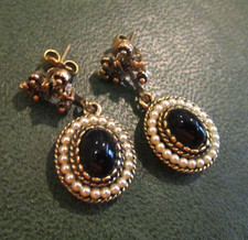 Vintage Jewelry:   AVON FLEUR DE LIS, Black C...