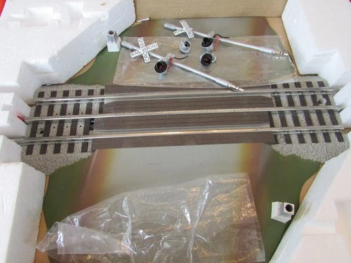 LIONEL-12052-FASTRACK OPERATING GRADE CROSSING W/FLASHERS-USED INCOMPLETE  SH
