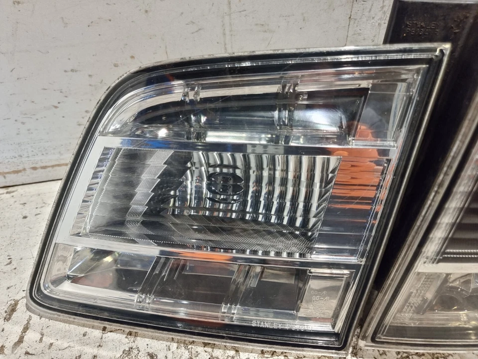 Par de luces traseras interiores exteriores derecha O/S halógenas 2006 OEM L20651150 Mazda MPV Foto 2 de 4